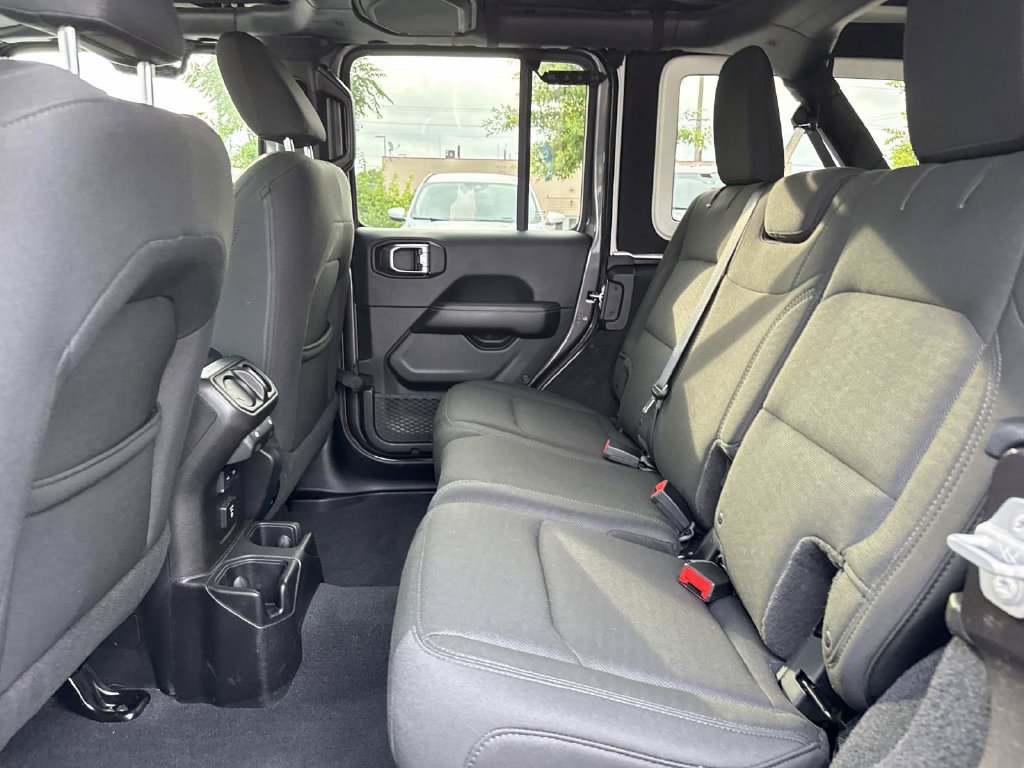 Used 2018 Jeep Wrangler Unlimited Sahara AWD/4WD image 11