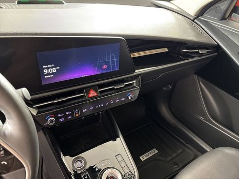 Used 2023 Kia Niro SX Touring image 27
