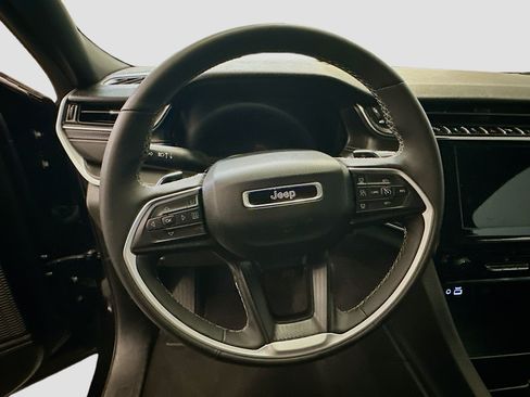 Used 2025 Jeep Grand Cherokee Altitude AWD/4WD image 18