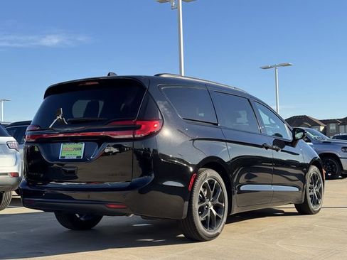 New 2026 Chrysler Pacifica Limited image 4