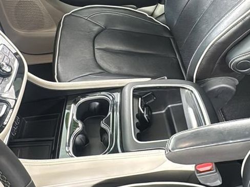 Used 2023 Chrysler Pacifica Limited image 37