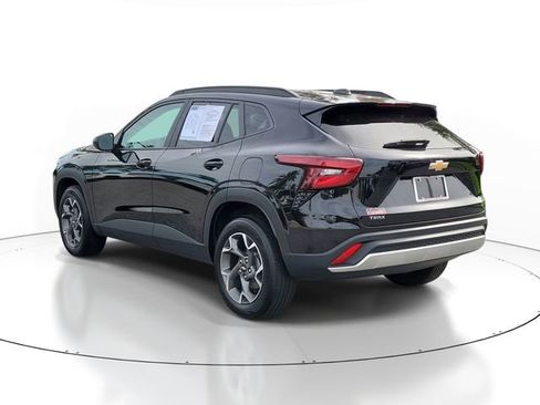 Used 2025 Chevrolet Trax LT w/ Driver Confidence Package FWD image 3