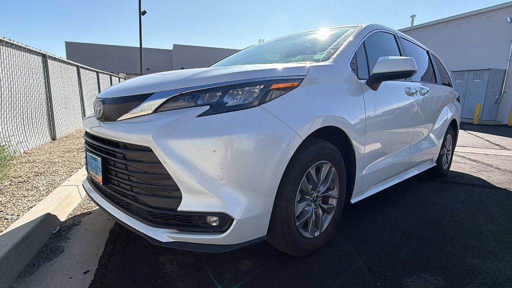 Used 2025 Toyota Sienna XLE FWD image 4