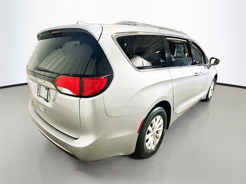 Used 2018 Chrysler Pacifica Touring-L image 8