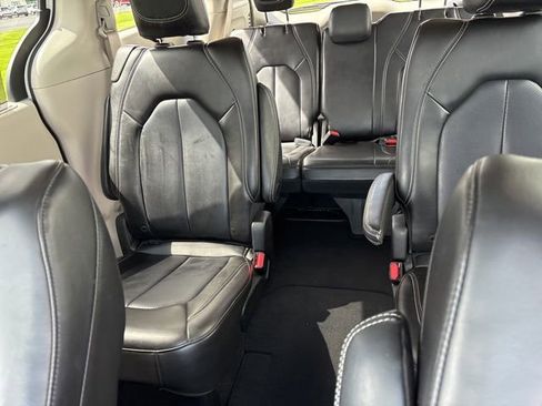 Used 2023 Chrysler Pacifica Touring-L FWD image 28