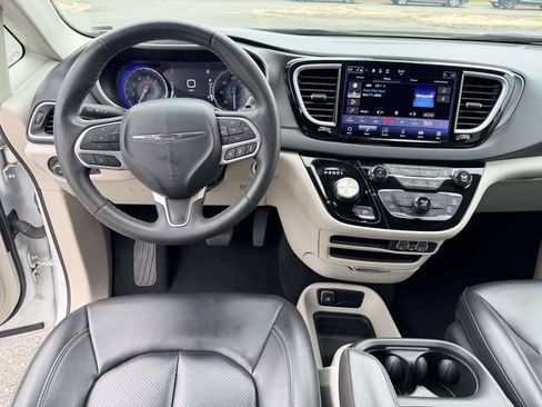Used 2023 Chrysler Pacifica Touring-L FWD image 17