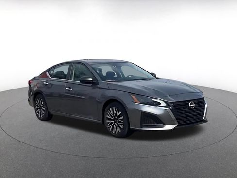 Used 2025 Nissan Altima 2.5 SV image 2