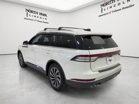 Used 2026 Lincoln Aviator 2WD image 3