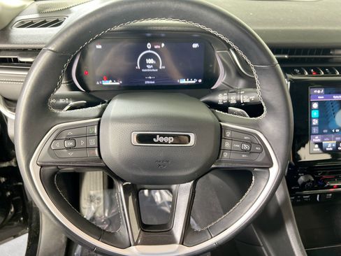 Used 2022 Jeep Grand Cherokee Laredo w/ Luxury Tech Group I image 11