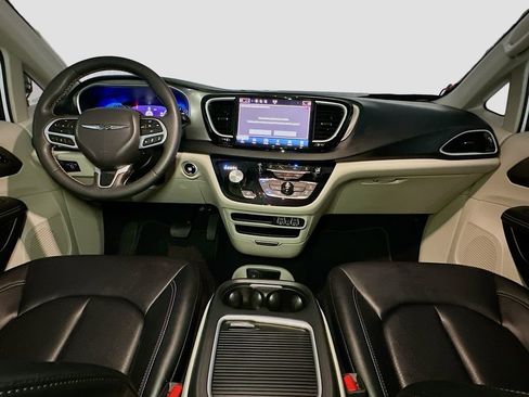 Used 2024 Chrysler Pacifica Touring-L FWD image 9