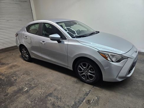 Used 2019 Toyota Yaris LE FWD image 3