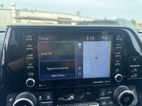 Used 2021 Toyota Highlander XLE image 25