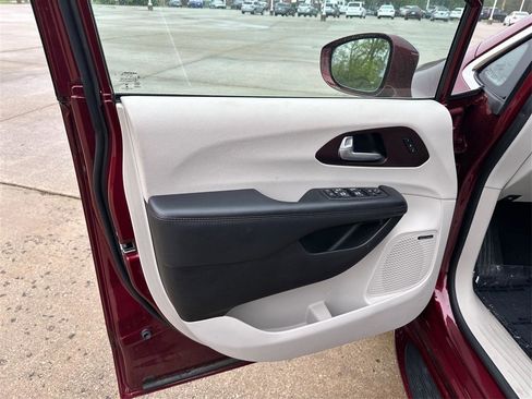 Used 2017 Chrysler Pacifica Limited FWD image 20