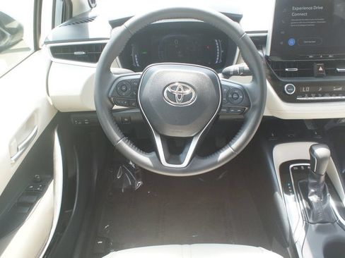 Used 2025 Toyota Corolla XLE FWD image 5