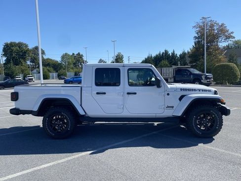 New 2025 Jeep Gladiator Sport image 9