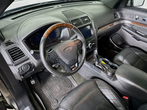 Certified 2017 Ford Explorer Platinum image 2