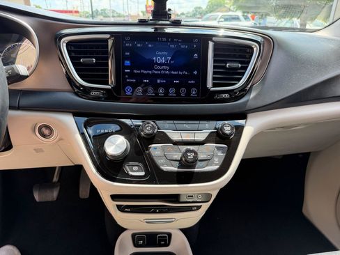 Used 2017 Chrysler Pacifica Touring-L Plus FWD image 18
