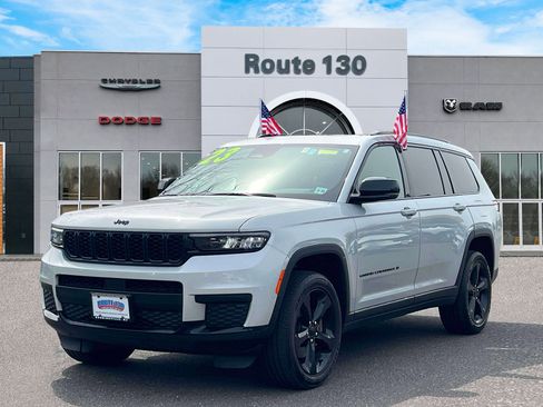 Used 2023 Jeep Grand Cherokee L Laredo image 2