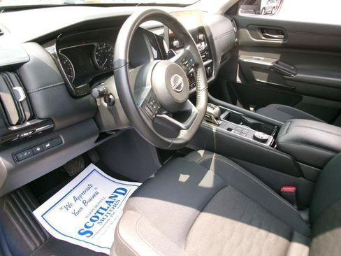 Used 2025 Nissan Pathfinder SV AWD/4WD image 14