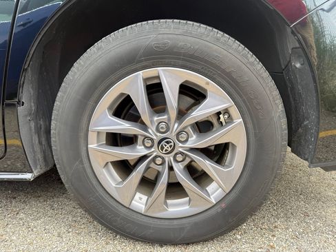 Used 2025 Toyota Sienna LE FWD image 7