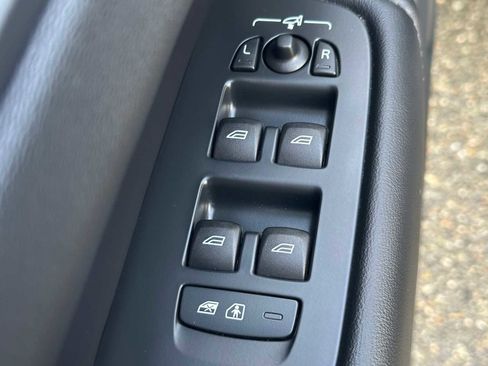 Certified 2023 Volvo XC60 B5 Plus w/ Climate Package image 19