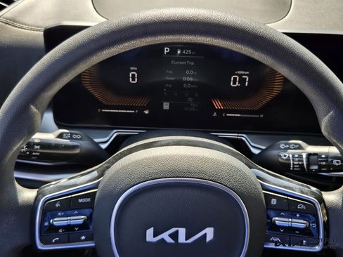 Certified 2025 Kia Sorento LX image 31