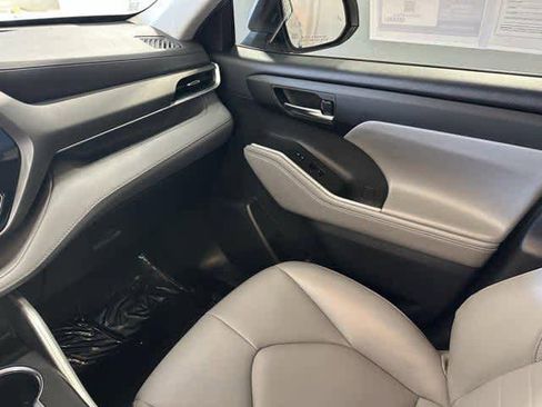 Used 2022 Toyota Highlander XLE image 25