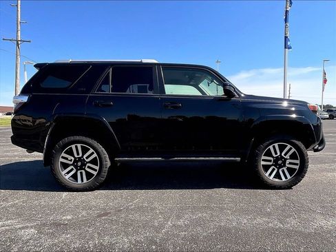 Used 2018 Toyota 4Runner SR5 AWD/4WD image 4