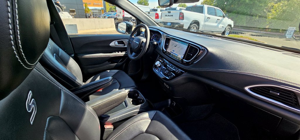 Used 2024 Chrysler Pacifica Limited FWD image 21