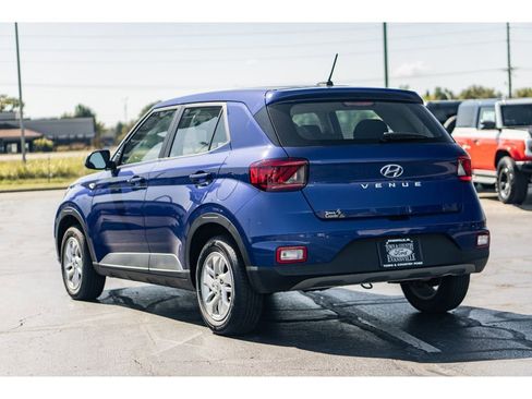 Used 2024 Hyundai Venue SE image 3