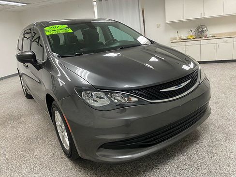 Used 2017 Chrysler Pacifica Touring image 3