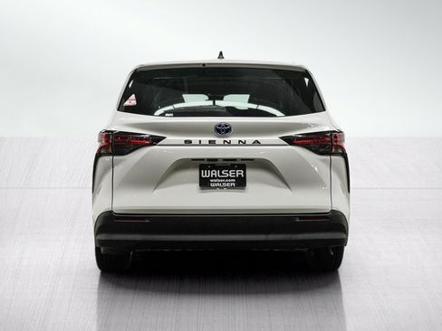 Used 2021 Toyota Sienna LE AWD/4WD image 4