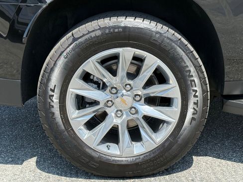 Used 2025 Chevrolet Suburban Premier RWD image 16