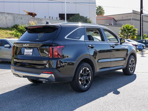 Used 2024 Kia Sorento S image 4