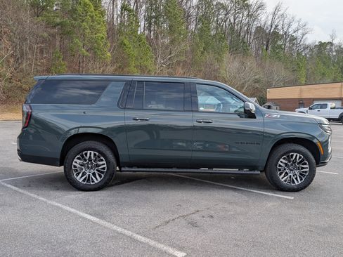 Used 2025 Chevrolet Suburban Z71 w/ Comfort Package image 10