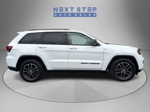 Used 2017 Jeep Grand Cherokee Trailhawk w/ Trailhawk Luxury Group AWD/4WD image 9