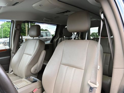 Used 2014 Chrysler Town & Country Touring FWD image 20