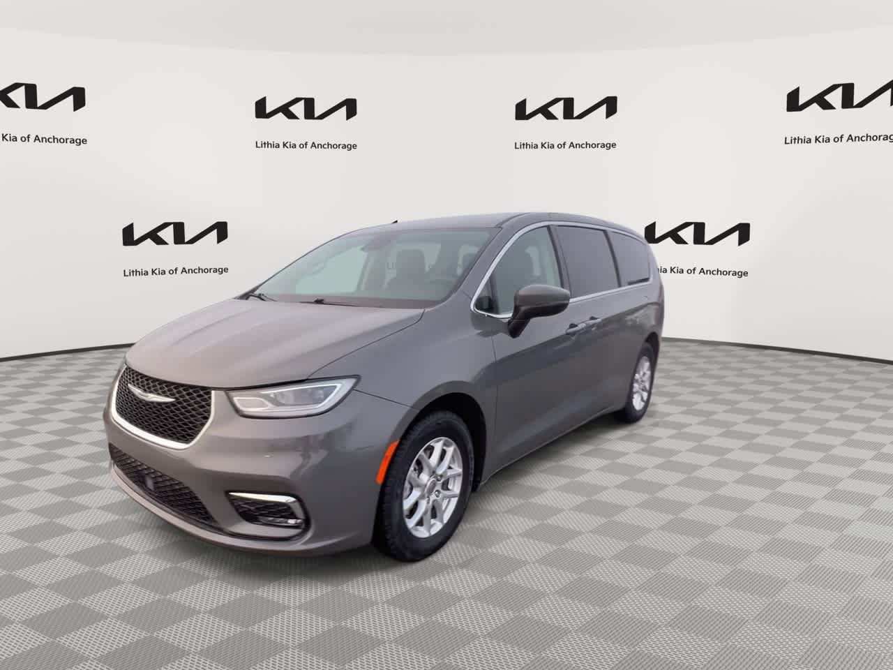 Used 2023 Chrysler Pacifica Touring-L FWD image 4