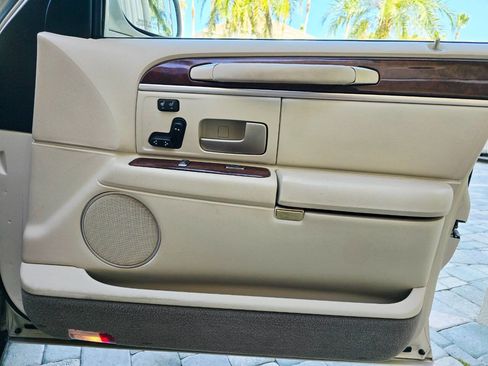 Used 2003 Lincoln Town Car Cartier image 98