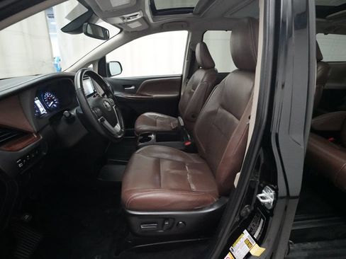 Used 2018 Toyota Sienna Limited Premium w/ Carpet Mat Package AWD/4WD image 7