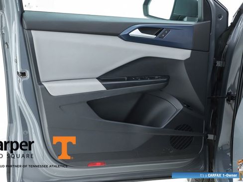 Used 2023 Volkswagen Taos SE w/ Panoramic Sunroof Package FWD image 18