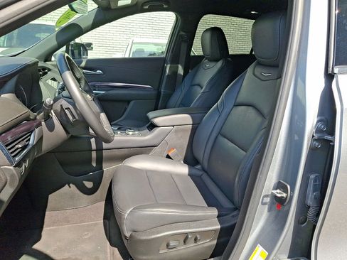 Used 2023 Cadillac XT4 Luxury w/ Cold Weather Package AWD/4WD image 10