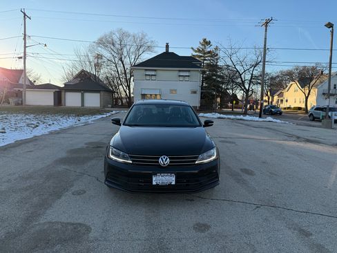 Used 2017 Volkswagen Jetta SE image 2