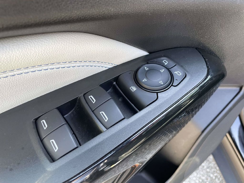 Used 2025 Chevrolet Trax LT w/ LT Convenience Package FWD image 17