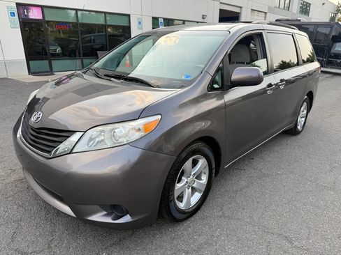 Used 2012 Toyota Sienna LE FWD image 11