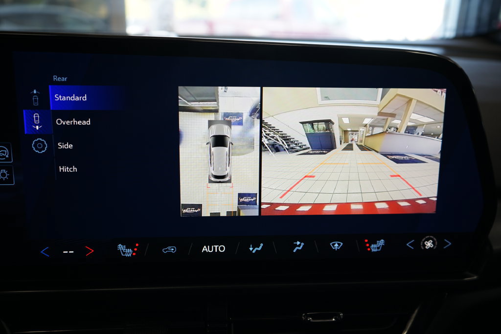 Used 2024 Chevrolet Equinox EV RS w/ Active Safety Package 3 FWD image 9
