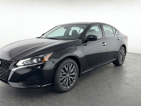 Used 2025 Nissan Altima 2.5 SV FWD image 3