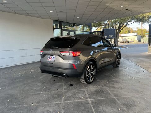 Used 2022 Ford Escape SE w/ SE Sport Appearance Package image 31