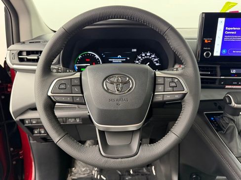 Used 2026 Toyota Sienna XLE FWD image 27