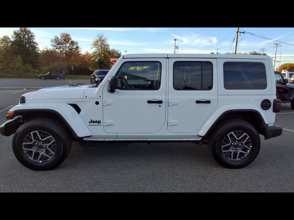 Used 2026 Jeep Wrangler Unlimited Sahara AWD/4WD image 5